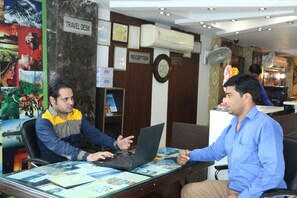 Concierge desk - Hotel High 5 Land (New Delhi)