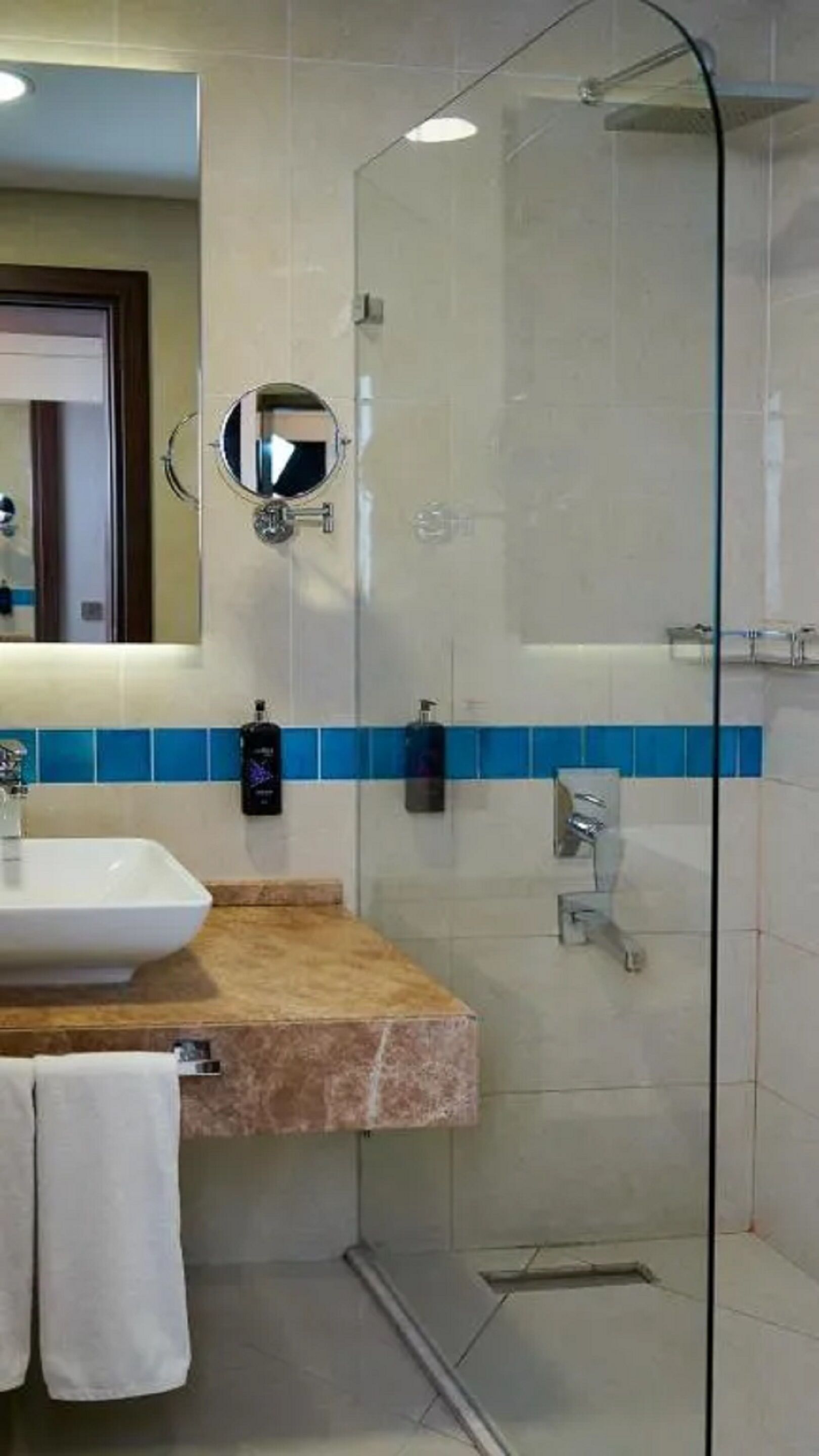 standard double or twin room, non smoking | bathroom | shower, free toiletries, hair dryer, slippers