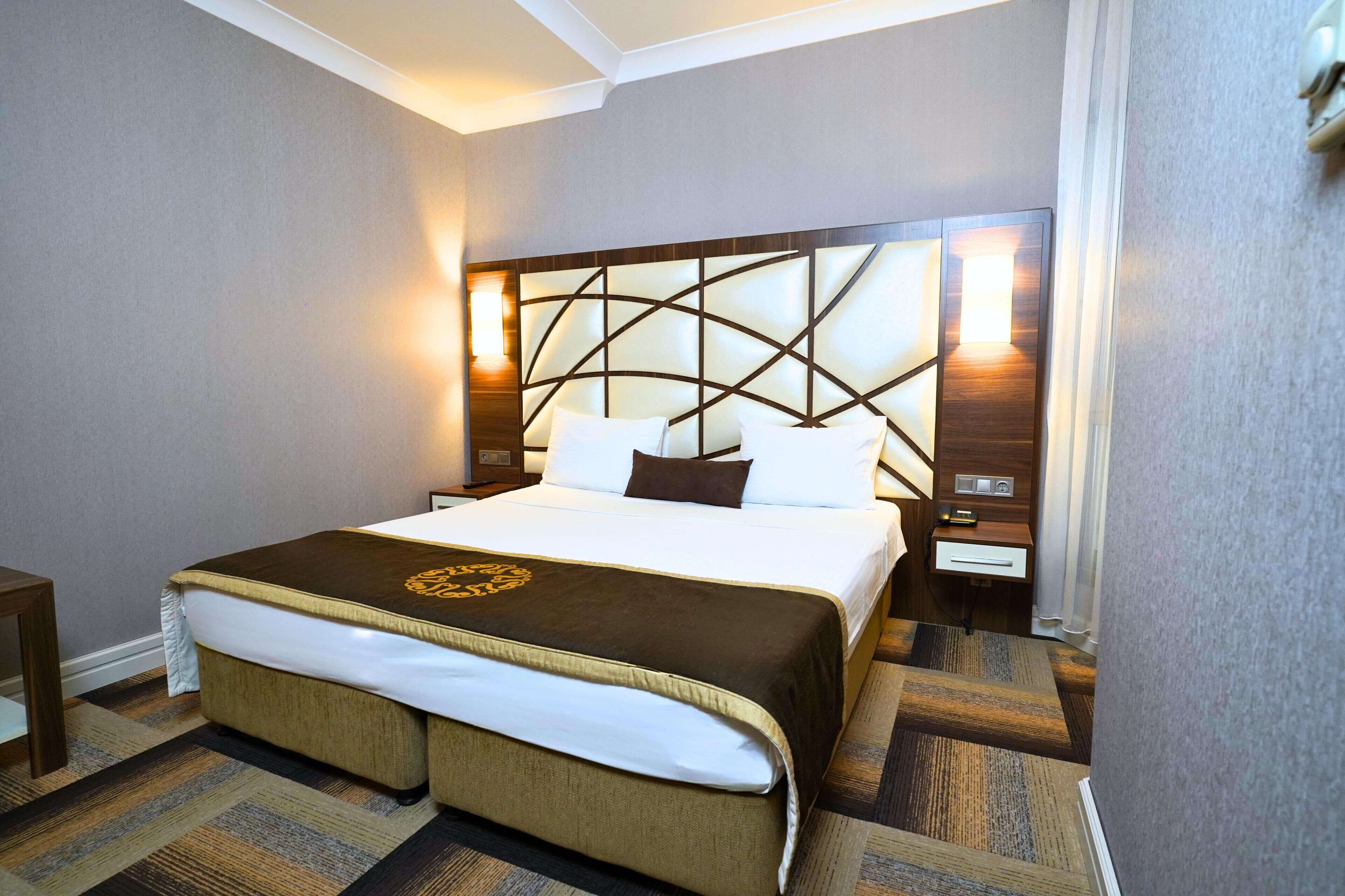 standard double or twin room, non smoking | premium bedding, minibar, in-room safe, desk