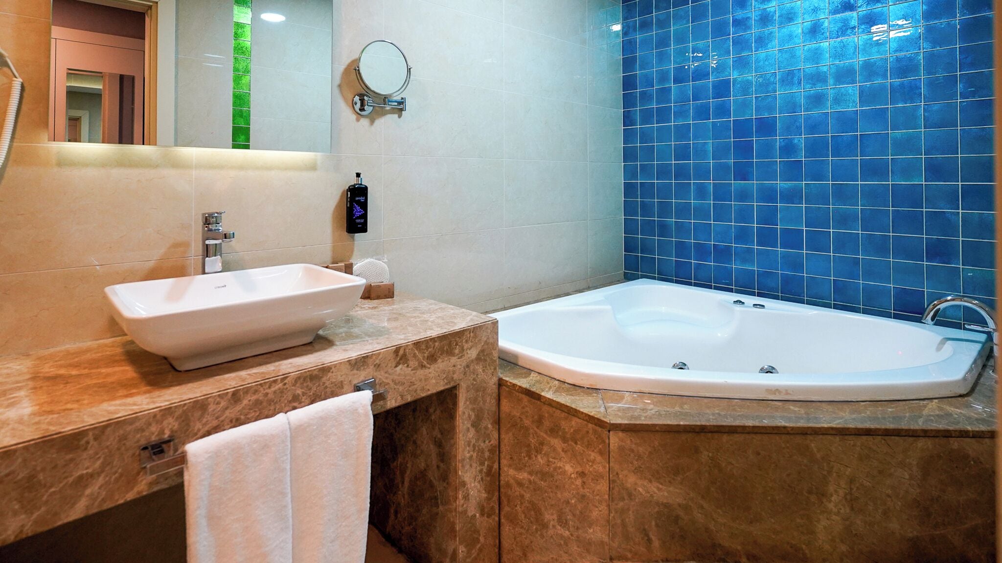 suite, jetted tub | premium bedding, minibar, in-room safe, desk