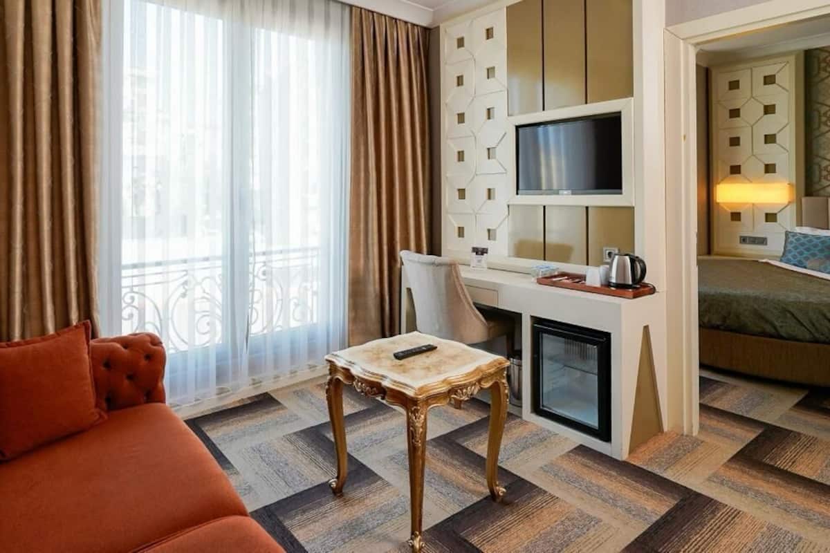 Family Suite | Premium bedding, minibar (free items), in-room safe, desk
