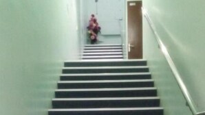 Eine Treppe mit Handlauf, die zu einer Tür am oberen Ende führt.