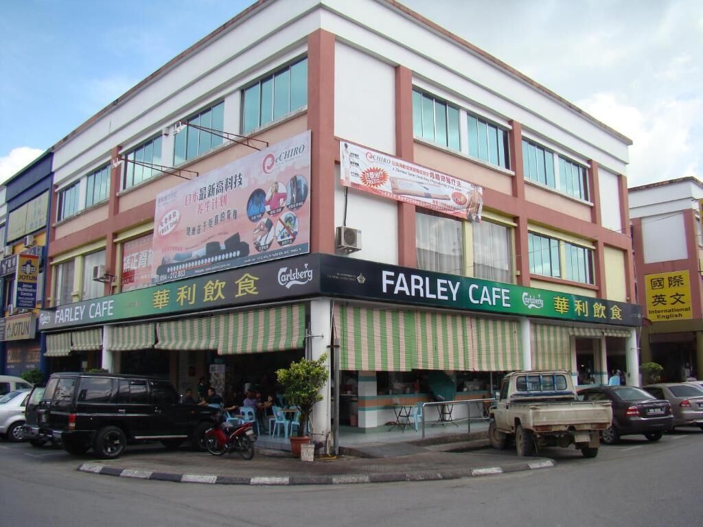 En tvåvåningsbyggnad med ett kafé som heter Farley Cafe på bottenvåningen.