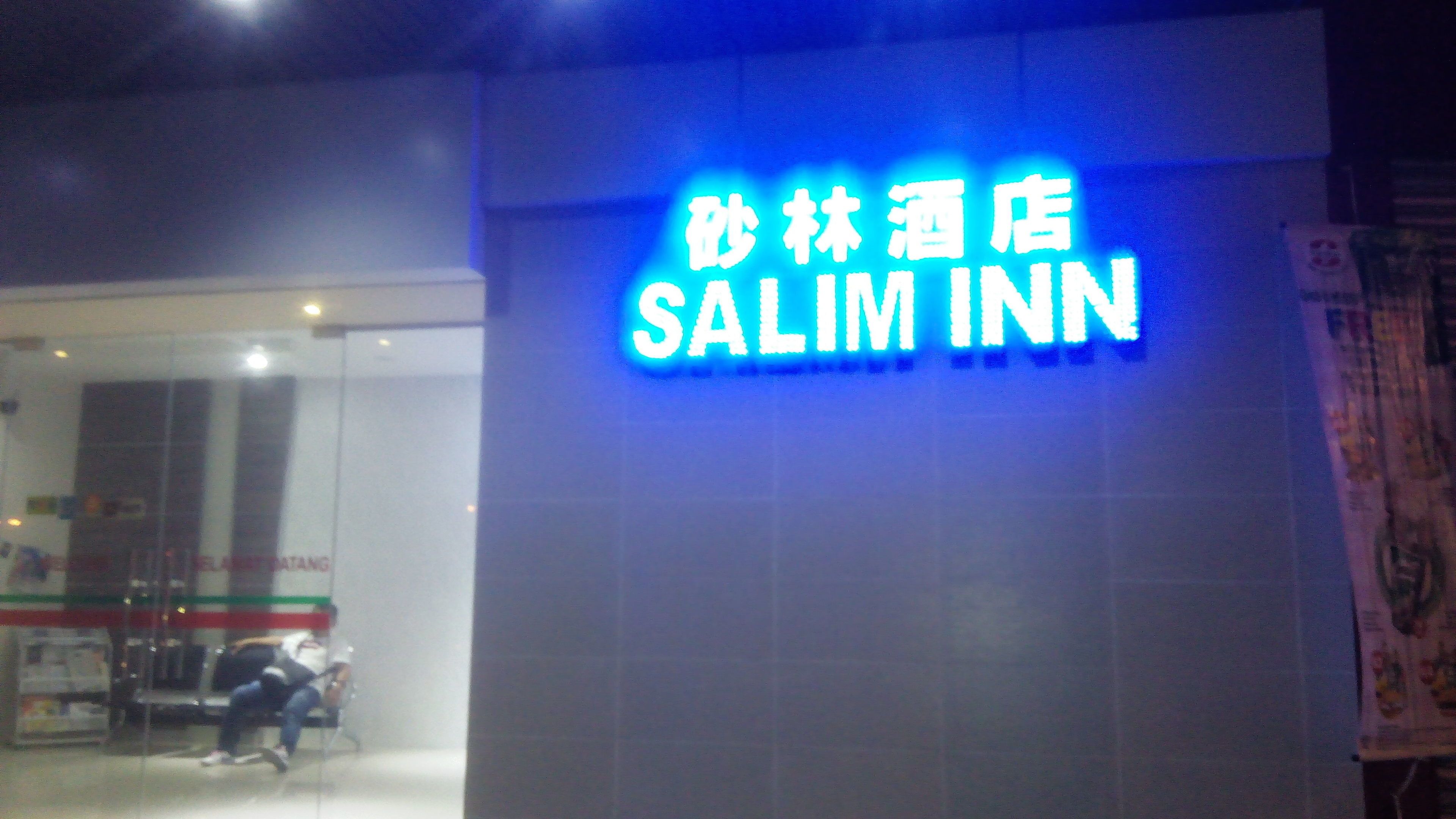 En neonskilte for Salim Inn med kinesiske bogstaver.
