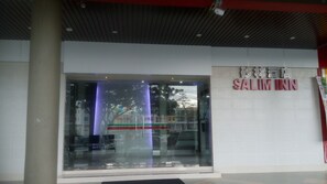 A modern building with a large glass entrance and a sign reading "SALINN".
