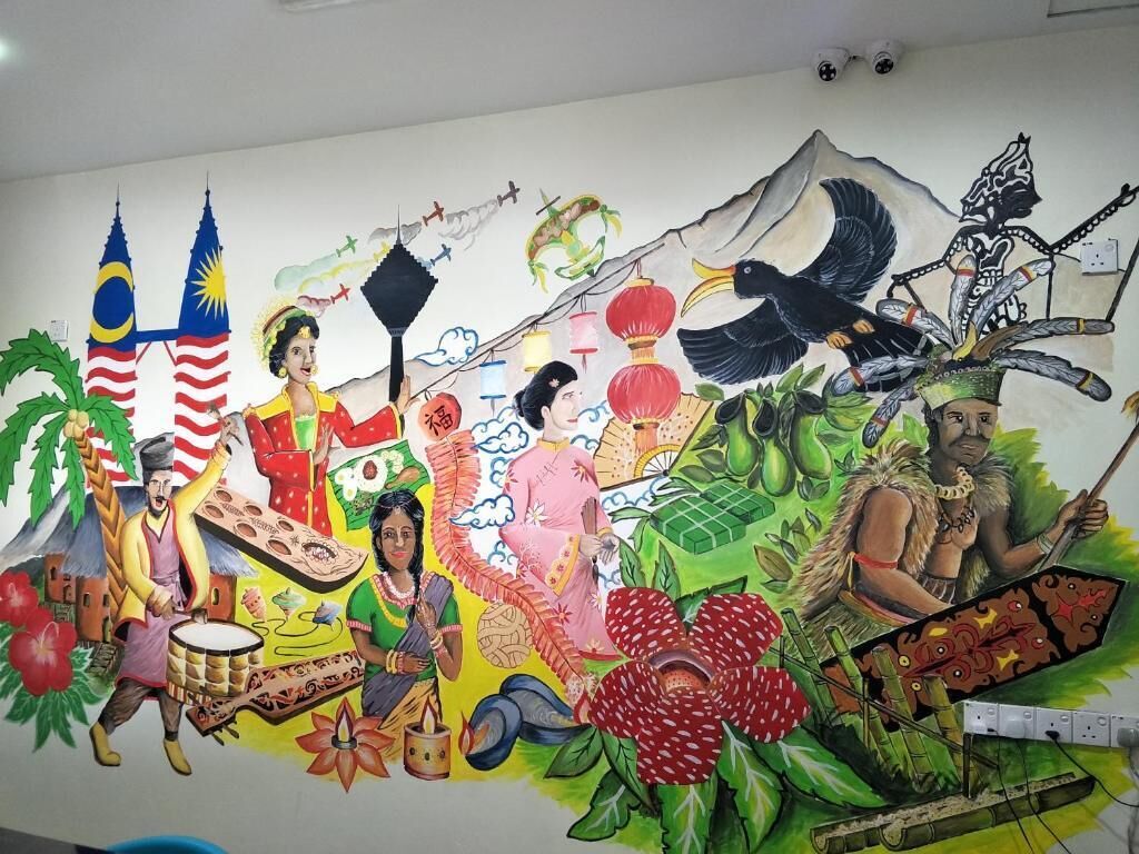 Un mural con elementos culturales e históricos, incluyendo banderas, vestimenta tradicional e instrumentos musicales.