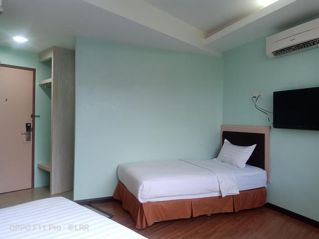 Bàn, bàn ủi/dụng cụ ủi quần áo, giường gấp/giường phụ (phụ phí) 