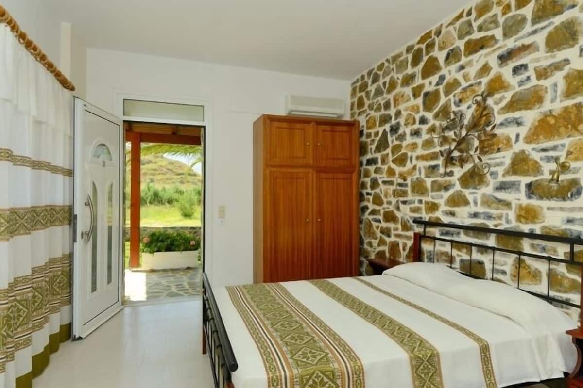Apartment, 1 Bedroom | Desk, iron/ironing board, free cribs/infant beds, rollaway beds