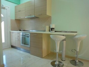 Studio | Private kitchenette | Full-size fridge, oven, stovetop, coffee/tea maker