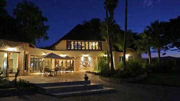 Façade de lâhĂ©bergement - soirĂ©e/nuit