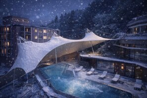 10 Innenpools, Außenpool, Sonnenschirme, Liegestühle