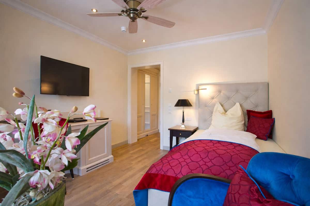 Comfort eenpersoonskamer (Badhotel) | Een minibar, een kluis op de kamer, een bureau, verduisterende gordijnen