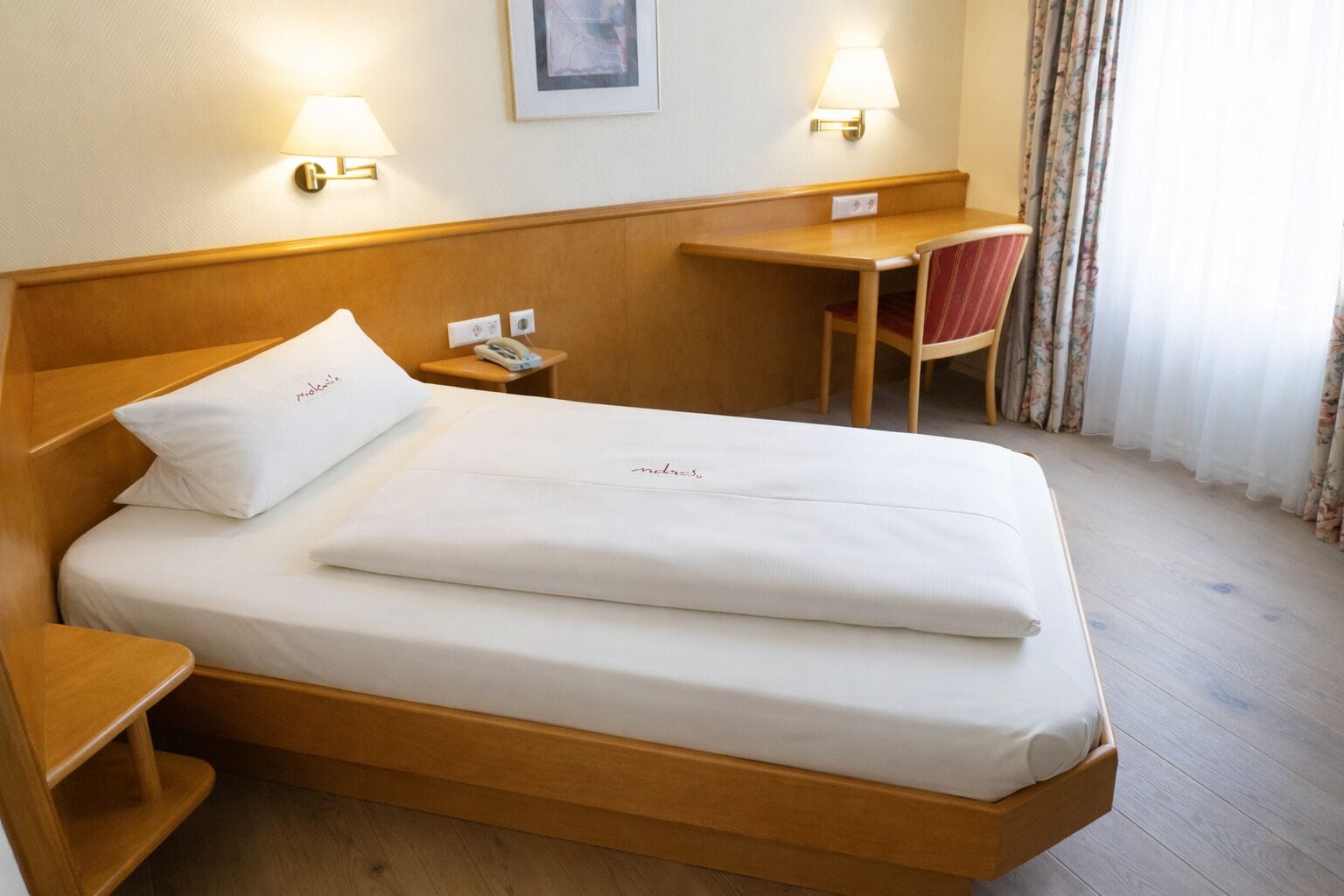 Eenpersoonskamer (Rossini) | Een minibar, een kluis op de kamer, een bureau, verduisterende gordijnen