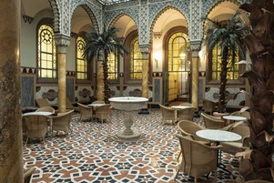 2 restaurants, breakfast, dinner served; Regional cuisine