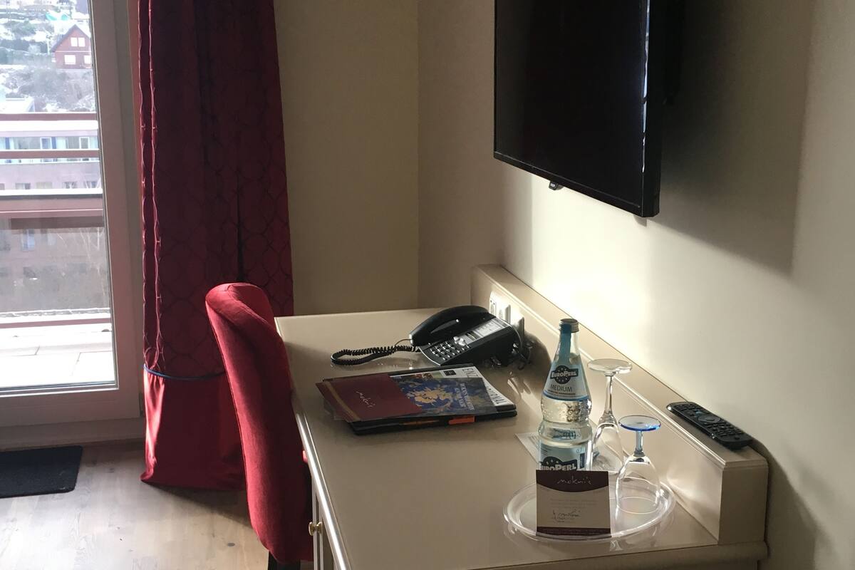 comfort single room (badhotel) | minibar, in-room safe, desk, blackout curtains