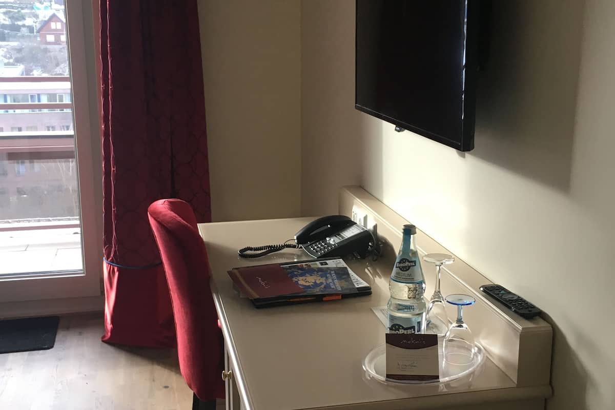 Minibar, caja de seguridad en la habitación y escritorio