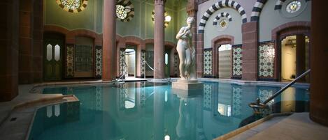 10 piscines couvertes, piscine extérieure, parasols de plage