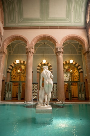 10 Innenpools, Außenpool, Sonnenschirme, Liegestühle