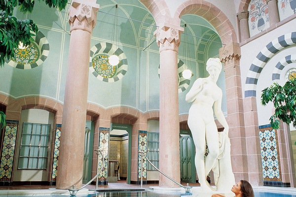 10 albercas techadas, alberca al aire libre y sombrillas en la alberca