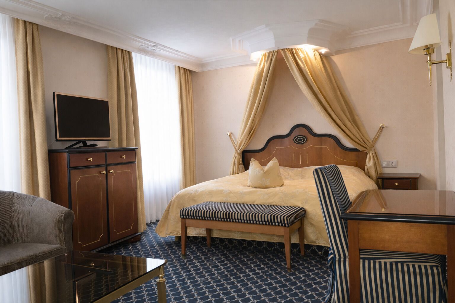 Superior tweepersoonskamer (Rossini) | Een minibar, een kluis op de kamer, een bureau, verduisterende gordijnen