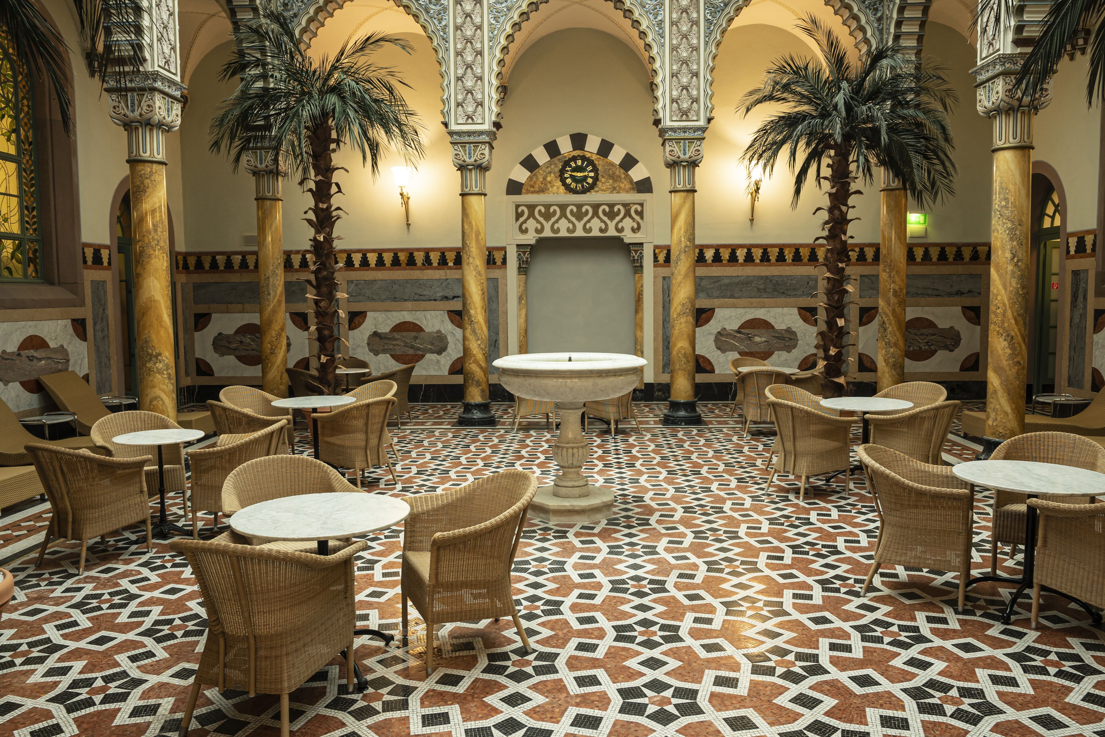 2 restaurants, breakfast, dinner served; regional cuisine