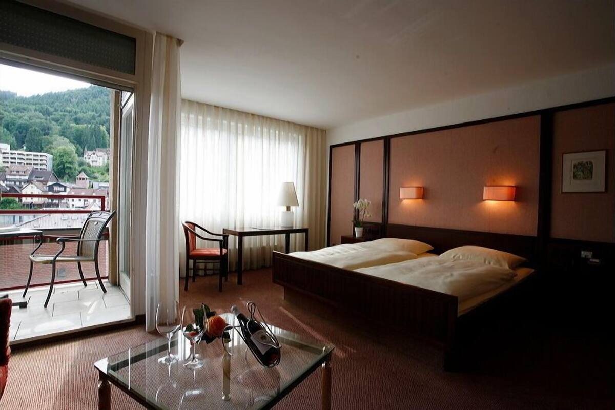 economy double room (badhotel) | minibar, in-room safe, desk, blackout curtains