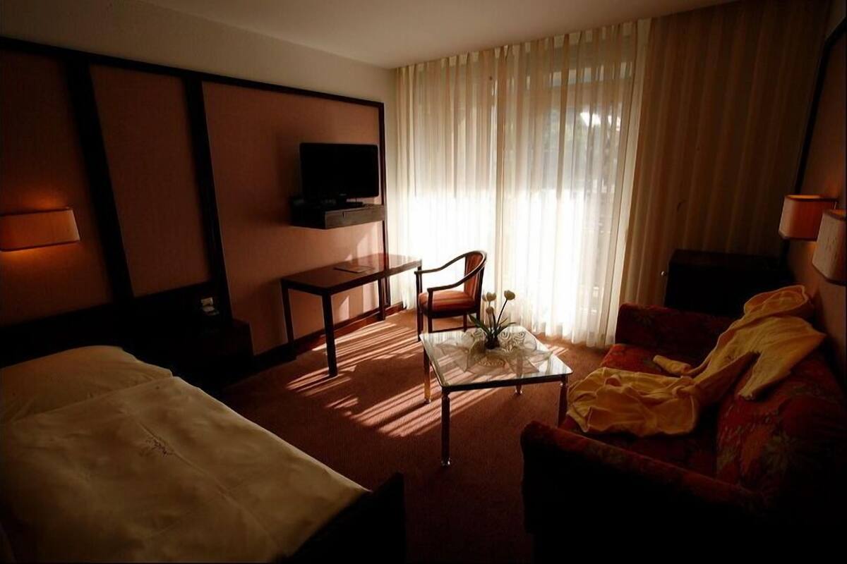 Minibar, caja de seguridad en la habitación y escritorio