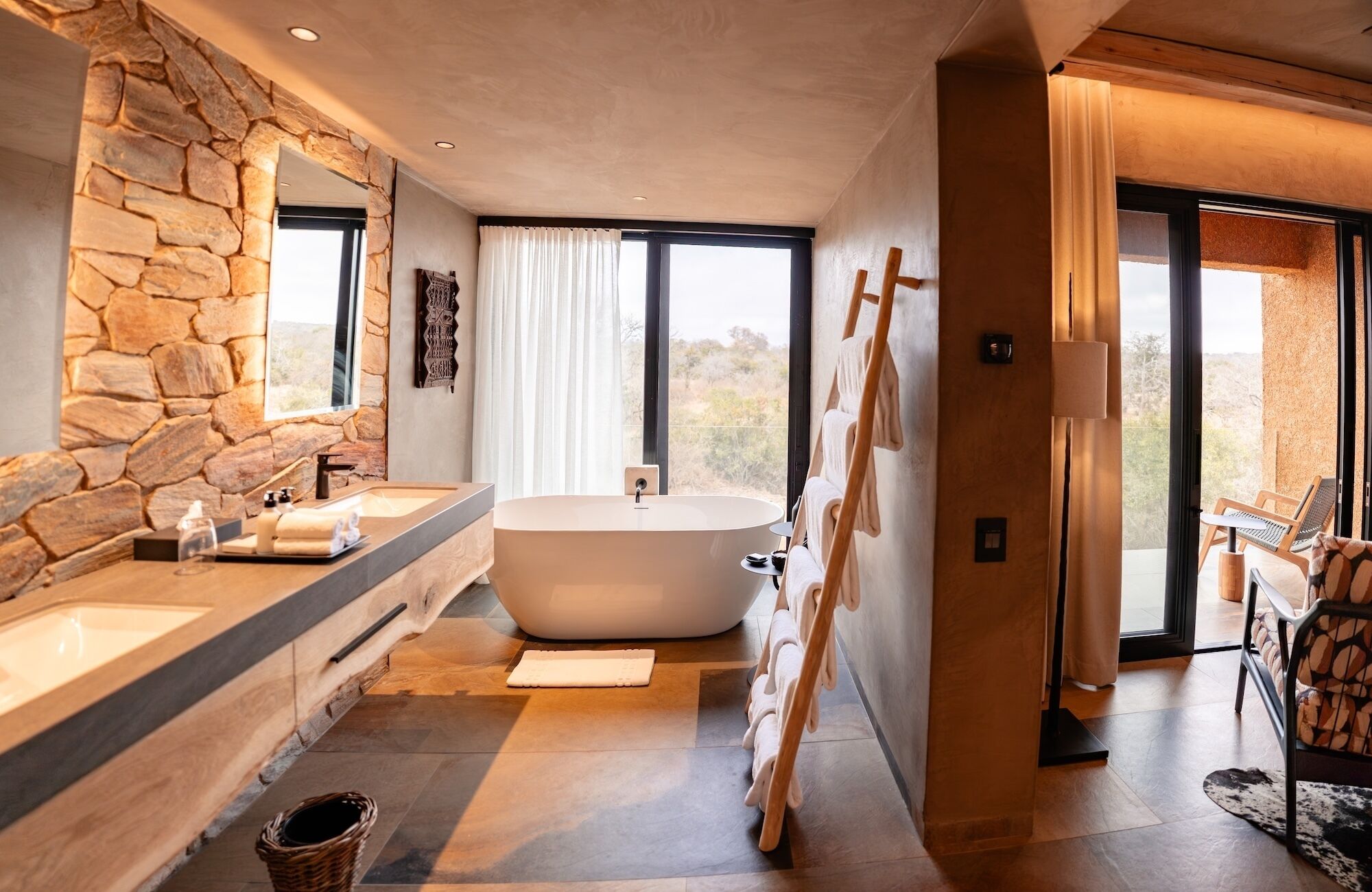 Superior suite | Badkamer | Een aparte badkuip en douche, designer toiletartikelen, een haardroger