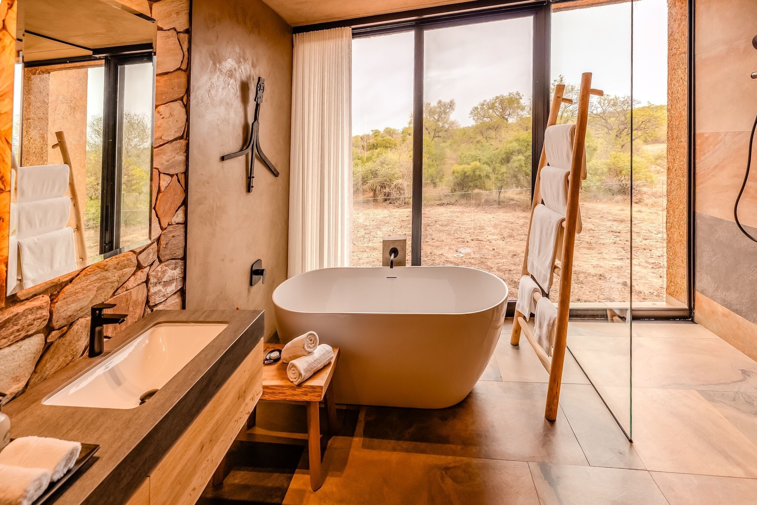 Tamboti Superior Suite | Badezimmer | Badewanne und Dusche (separat), Designer-Toilettenartikel, Haartrockner