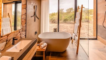 Tamboti Superior Suite | Badezimmer | Badewanne und Dusche (separat), Designer-Toilettenartikel, Haartrockner