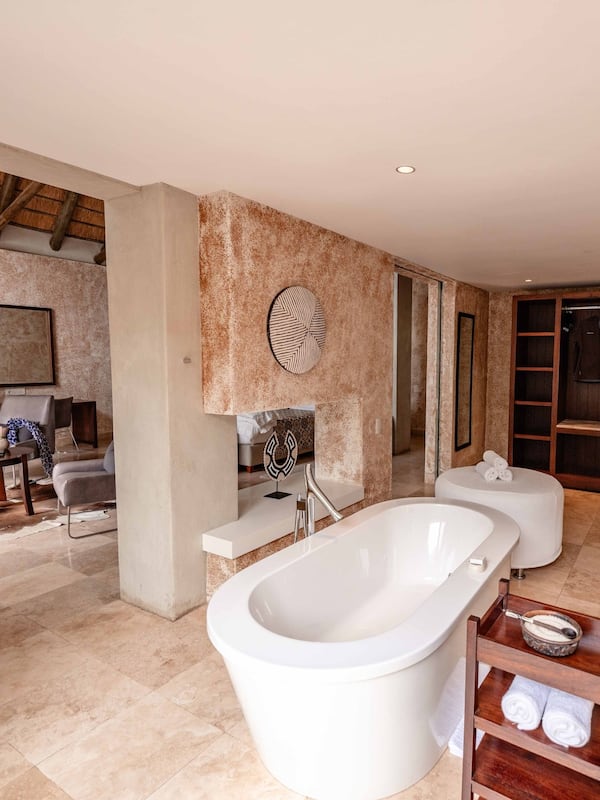 Een diep bad, designer toiletartikelen, een haardroger, handdoeken
