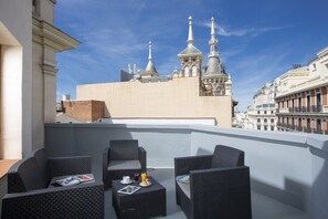 Decoración personalizada, muebles diferentes y escritorio 