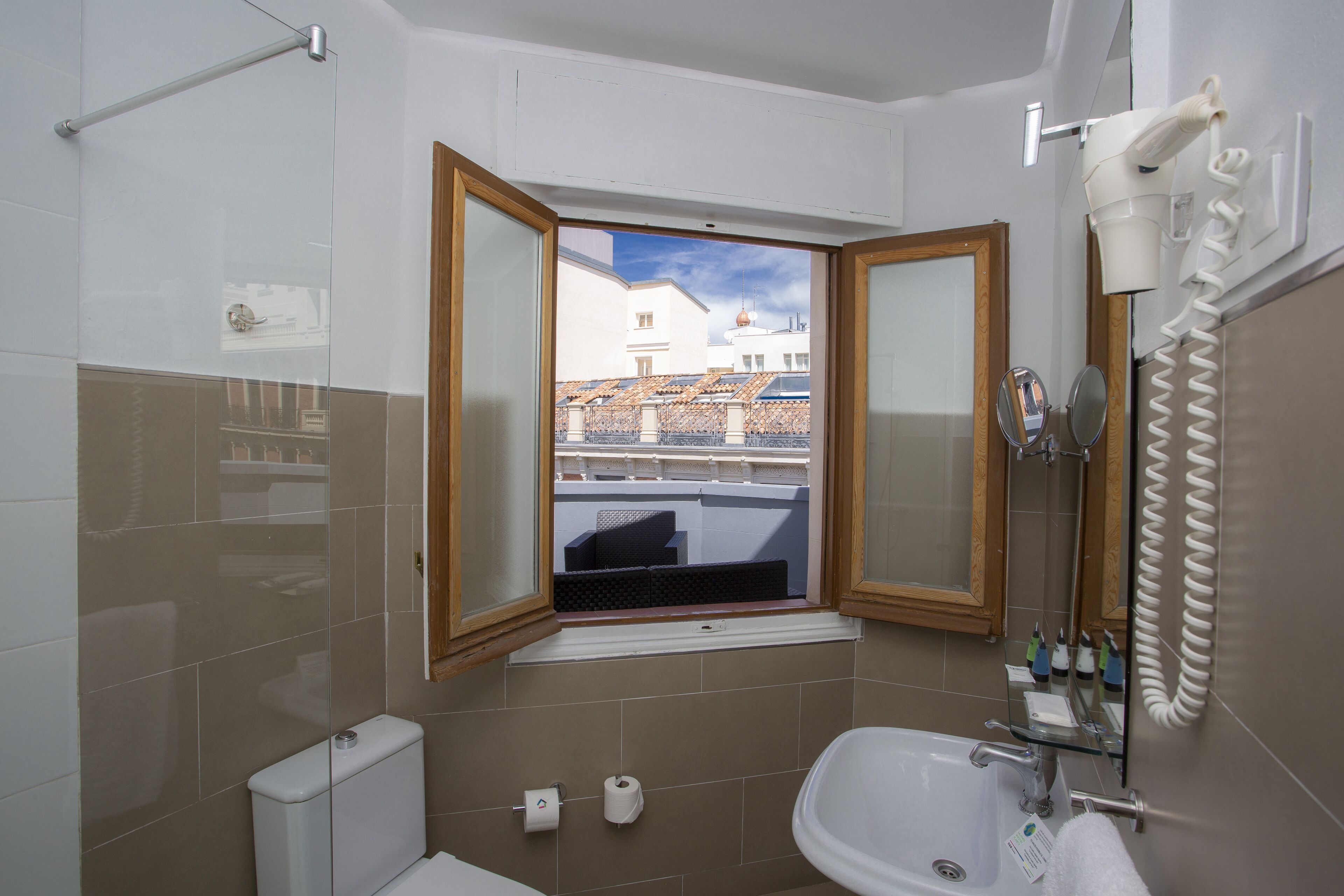 combined shower/bathtub, free toiletries, hair dryer, towels