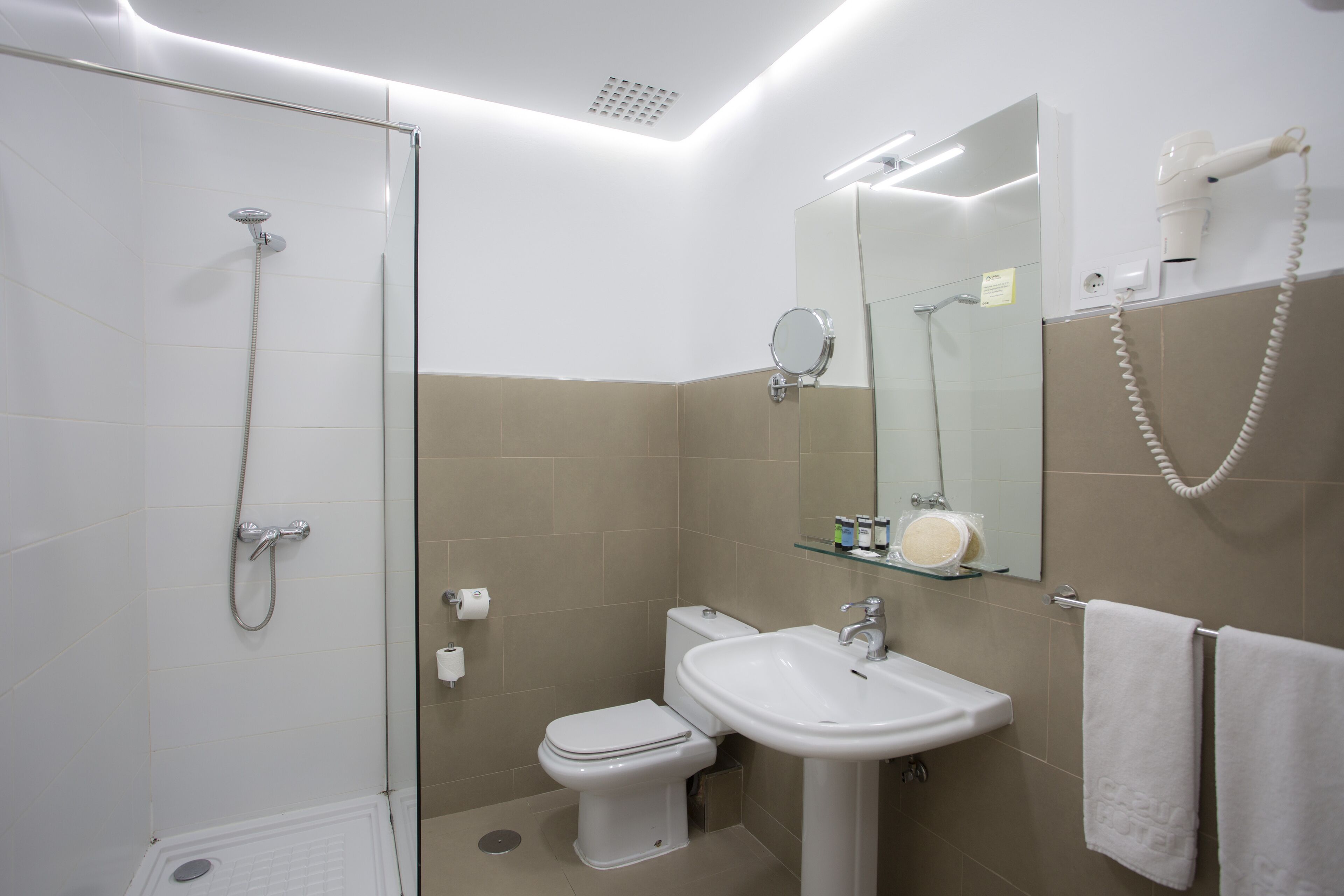 combined shower/bathtub, free toiletries, hair dryer, towels