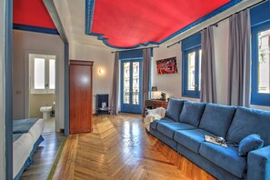 Quadruple Room | Individually decorated, individually furnished, desk, laptop workspace - Casual del Teatro Madrid Hotel (Madrid)