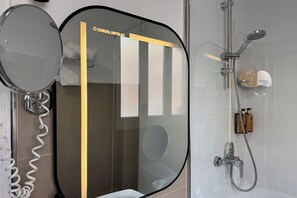 Habitación cuádruple | Decoración individual, mobiliario individual, escritorio