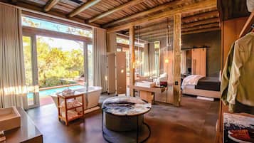 1 bedroom, premium bedding, free minibar, in-room safe