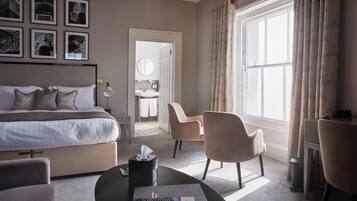 The Burlington Suite with dual aspect sea view | Una scrivania, ferro/asse da stiro, Wi-Fi gratuito, lenzuola