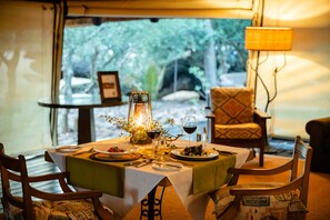 Petit déjeuner, déjeuner et dîner servis sur place
