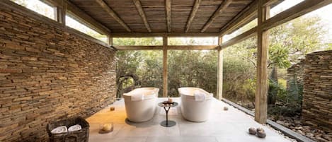 Couples treatment rooms, hot tub, steam room, body treatments