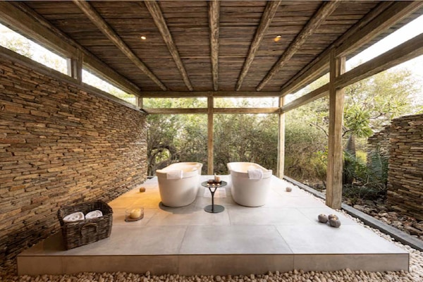 Couples treatment room(s), hot tub, steam room, body treatments