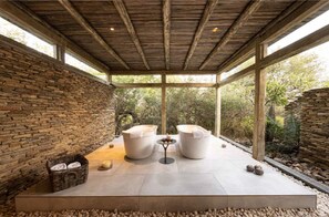 Espace de soins pour les couples, bain à remous, hammam, soins corporels