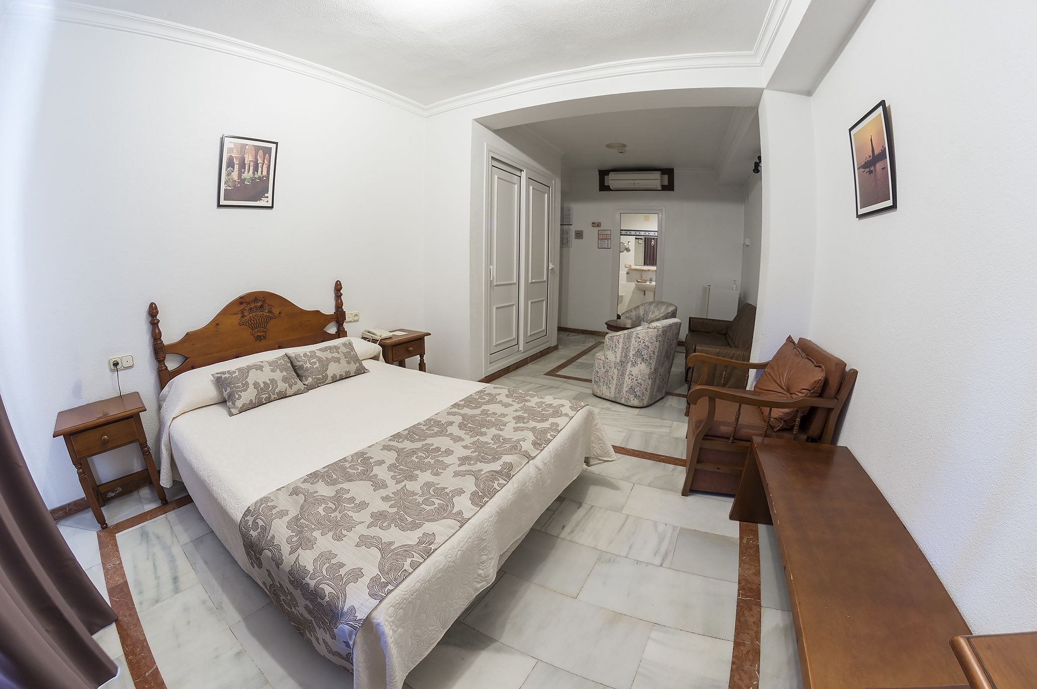 Dobbeltrom, 1 queensize-seng | Safe på rommet, skrivebord, blendingsgardiner og barnesenger (inkludert)