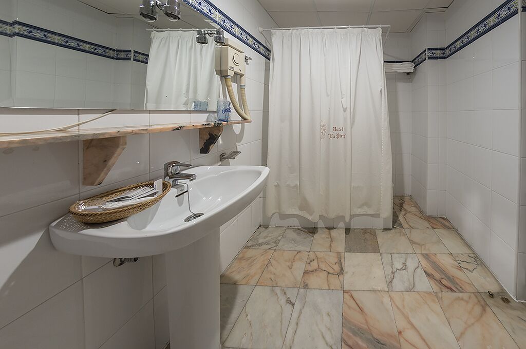twin room | bathroom | combined shower/bathtub, free toiletries, hair dryer, towels