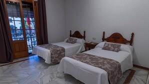 In-room safe, desk, blackout curtains, free WiFi - Hotel La Pinta (Palos de la Frontera)