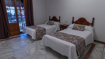 Een kluis op de kamer, een bureau, verduisterende gordijnen