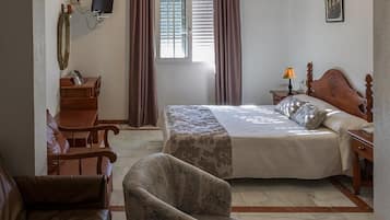 Een kluis op de kamer, een bureau, verduisterende gordijnen