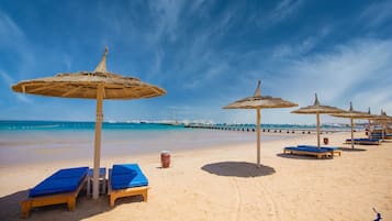 Plage privée, chaises longues, parasols, serviettes de plage