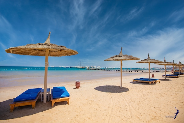 Private beach, sun-loungers, beach umbrellas, beach towels