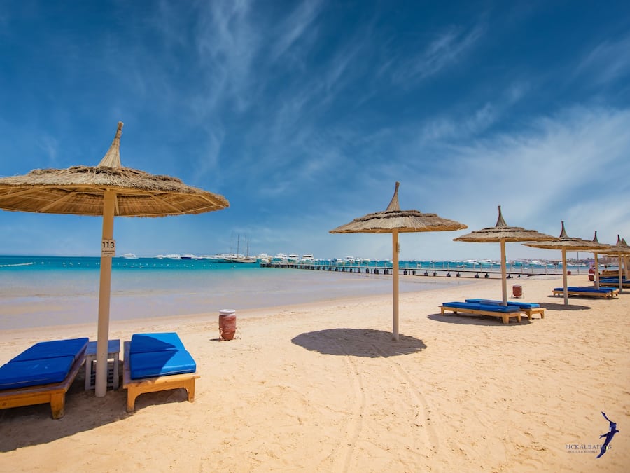 Plage privée, chaises longues, parasols, serviettes de plage